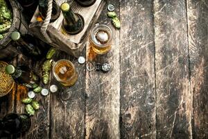 Frais Bière avec vert le houblon et malt. photo