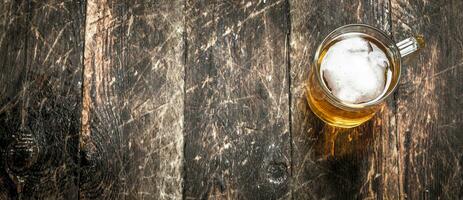 verre de Frais bière. sur en bois Contexte. photo