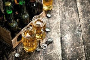 bouteilles avec Bière dans un vieux boîte. photo