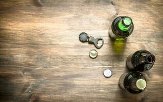 bouteilles avec Frais bière, ouvreur et bouchons. photo