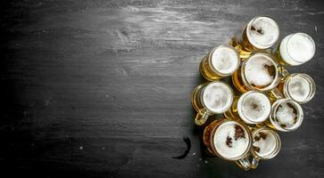 des lunettes avec bière. sur noir tableau noir. photo