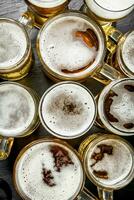 des lunettes avec bière. sur noir tableau noir. photo