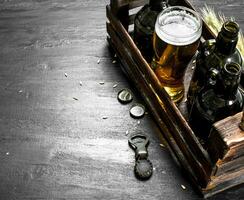 Frais Bière dans des lunettes et dans un vieux boîte. photo