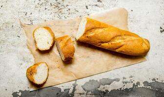 pain ciabatta sur papier. sur rustique Contexte. photo