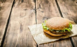 Frais Hamburger Viande . sur en bois Contexte. photo