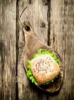 poulet Burger sur le vieux planche. Haut voir. photo