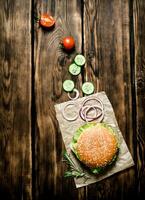 cuit Burger avec légumes, fromage et Viande. photo