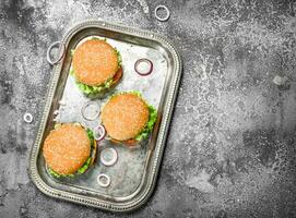 des hamburgers avec du boeuf et Frais des légumes sur une acier plateau. photo