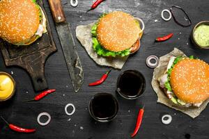 rue aliments. Frais des hamburgers avec du boeuf et des légumes. photo