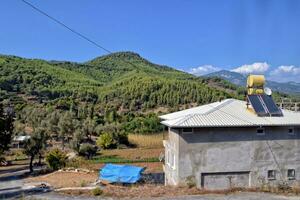 Célibataire solitaire blanc Maisons par le turc hauts dans le montagnes photo
