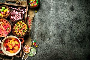 divers bonbons, des sucreries, gelée, guimauves et confit des fruits. photo