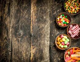 différent sucré bonbons dans boules. photo