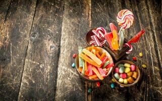 différent sucré bonbons dans boules. photo