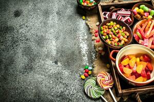 divers bonbons, des sucreries, gelée, guimauves et confit des fruits. photo