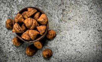 Chocolat truffes dans une bol. photo