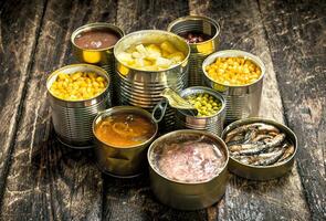 divers en conserve légumes, Viande, poisson et des fruits dans étain canettes. photo