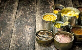 divers en conserve légumes, Viande, poisson et des fruits dans étain canettes. photo