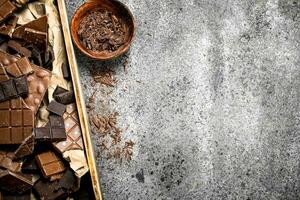 cassé Chocolat bars sur en bois plateau. photo