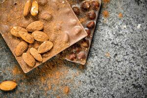 Chocolat avec des noisettes et cacao poudre. photo