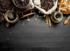 café Contexte. Frais café avec sucre cristaux et café haricots. photo