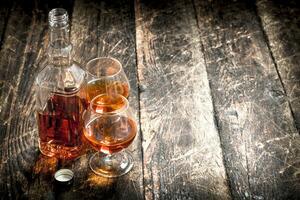 français Cognac dans une bouteille avec lunettes. photo