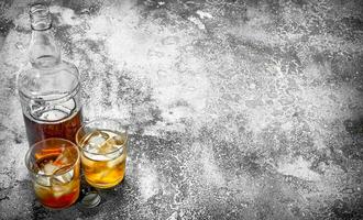 whisky avec glace. photo