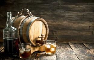 baril de scotch whisky avec une verre. photo