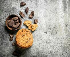 flocons d'avoine biscuits avec Chocolat dans une bol. photo
