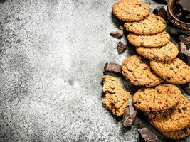 flocons d'avoine biscuits avec morceaux de Chocolat. photo
