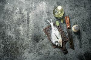 Frais pas préparé dorado poisson avec blanc du vin. photo