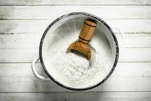 farine dans une casserole. photo