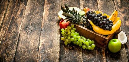 divers mûr des fruits dans une en bois boîte. photo