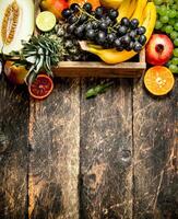 divers mûr des fruits dans une en bois boîte. photo