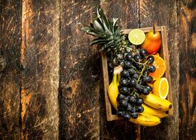 divers mûr des fruits dans une en bois boîte. photo