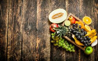 divers mûr des fruits dans une en bois boîte. photo