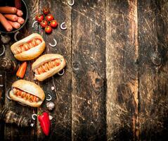 rue aliments. Frais chaud chiens avec poivrons, oignons et tomates. photo