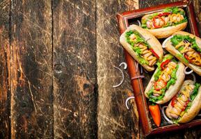 rue aliments. chaud chiens avec moutarde, chaud sauce , oignon et légumes verts. photo