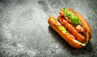 rue aliments. Hot-dog du boeuf avec légumes verts dans une Frais chignon. photo