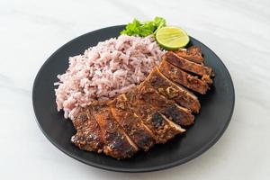 poulet jerk jamaïcain grillé épicé avec du riz - style de cuisine jamaïcaine