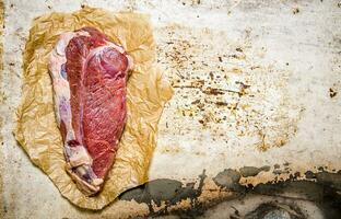 une grand pièce de brut Frais Viande sur papier. photo