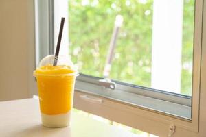 smoothies aux fruits de mangue fraîche avec verre de yaourt photo