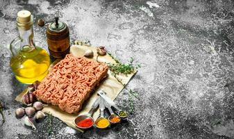 haché du boeuf avec épices, aromatique herbes et olive huile. photo