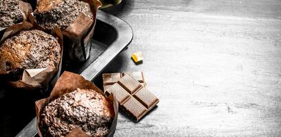 Chocolat muffins avec morceaux de Chocolat. photo