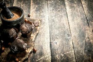 Chocolat muffins sur le planche. photo