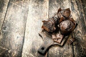 Chocolat muffins sur le planche. photo