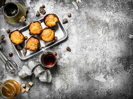 mon chéri muffins avec parfumé thé. photo