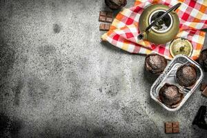 Chocolat muffins avec chaud thé. photo