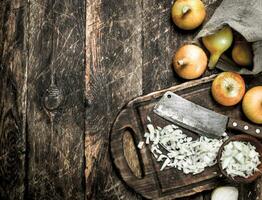 Frais oignon avec vieux hachette sur une Coupe planche. photo