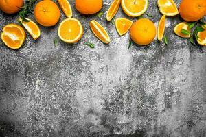 Frais des oranges avec feuilles. photo