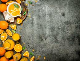 fraîchement pressé Orange jus avec pièces de fruit . photo